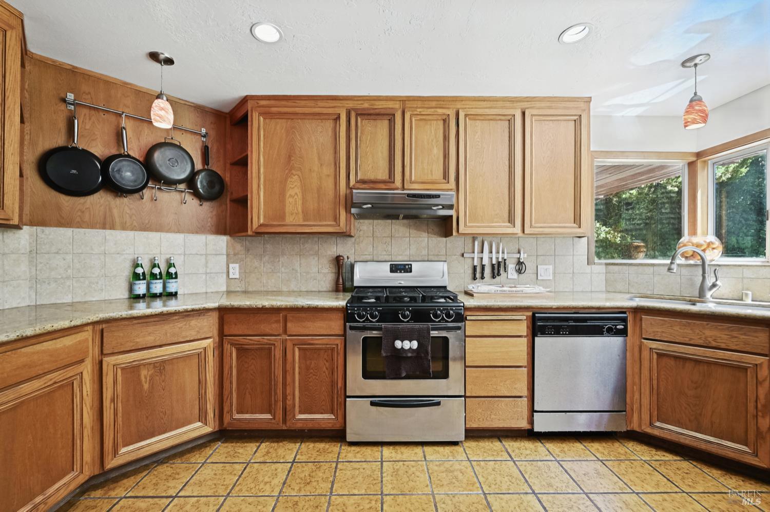Detail Gallery Image 15 of 49 For 111 Glenside Way, San Rafael,  CA 94903 - 5 Beds | 4/1 Baths