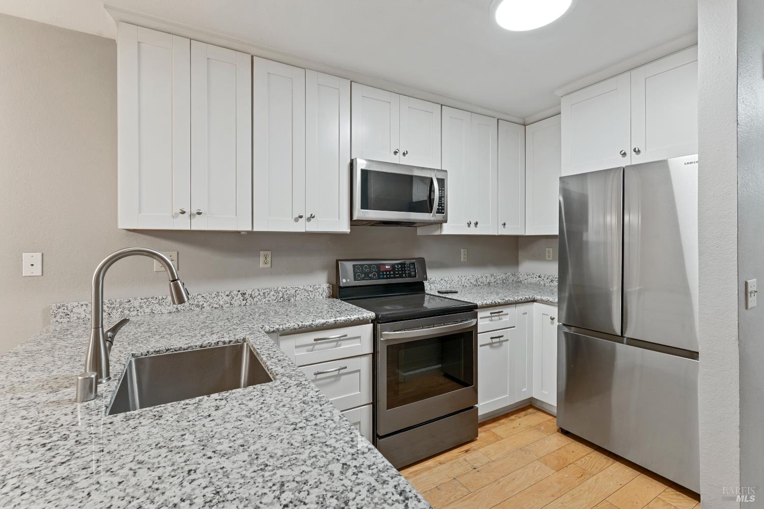Detail Gallery Image 2 of 23 For 164 N Dutton Ave, Santa Rosa,  CA 95401 - 3 Beds | 2/1 Baths