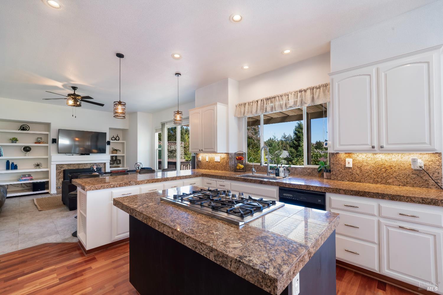Detail Gallery Image 11 of 33 For 1416 Nighthawk Dr, Santa Rosa,  CA 95409 - 3 Beds | 2/1 Baths