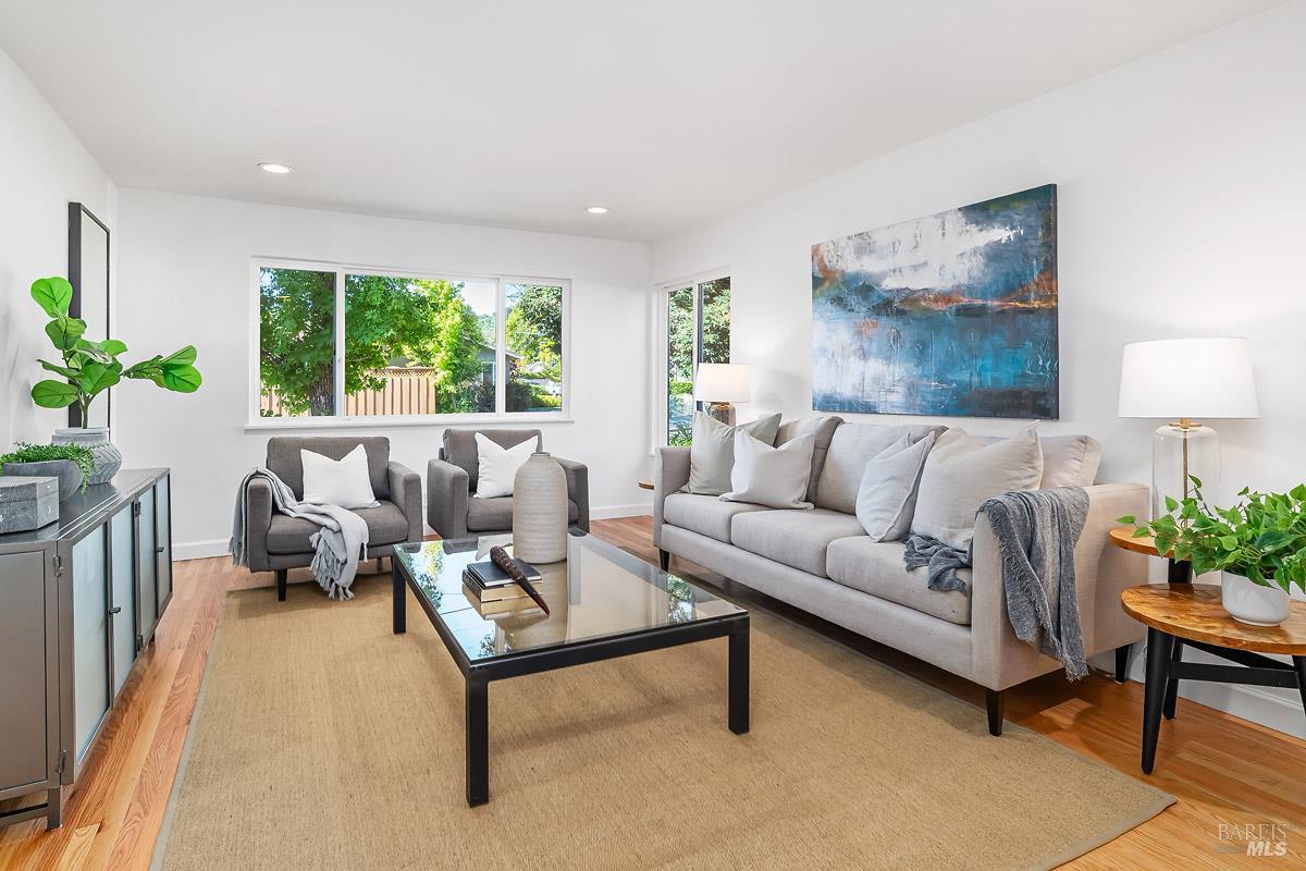 Detail Gallery Image 2 of 23 For 88 Elena Cir, San Rafael,  CA 94903 - 3 Beds | 2 Baths