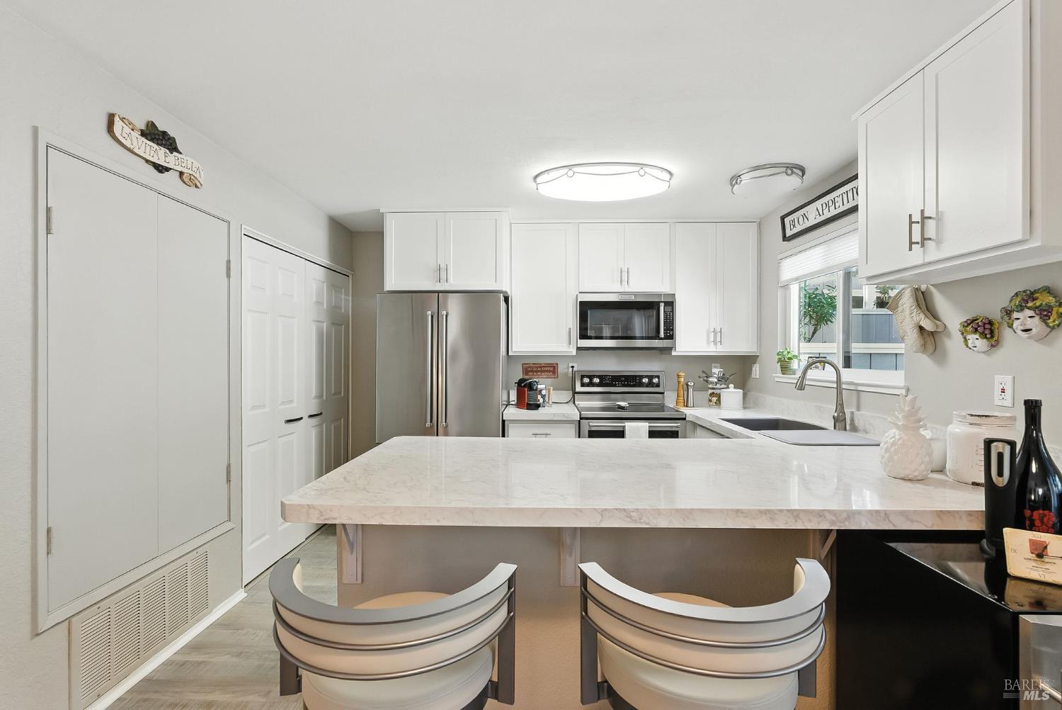 Detail Gallery Image 8 of 16 For 44 Hector Ln, Novato,  CA 94949 - 2 Beds | 1 Baths