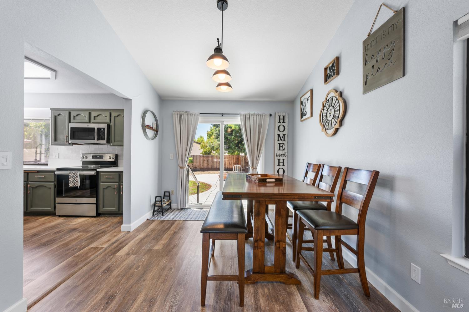 Detail Gallery Image 16 of 49 For 406 Stonecastle Way, Vacaville,  CA 95687 - 4 Beds | 2/1 Baths