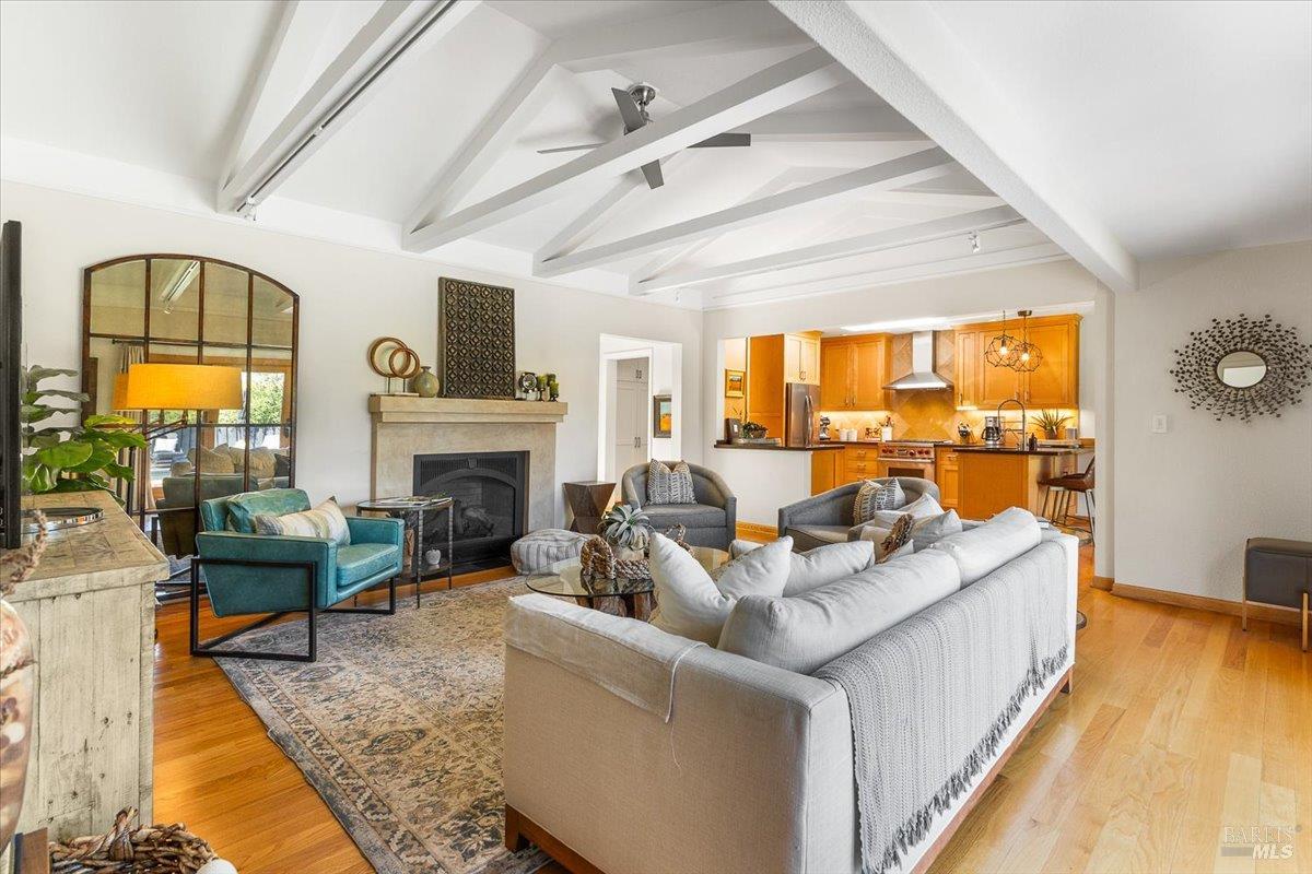 Detail Gallery Image 10 of 42 For 1208 Chiquita Rd, Healdsburg,  CA 95448 - 3 Beds | 3 Baths