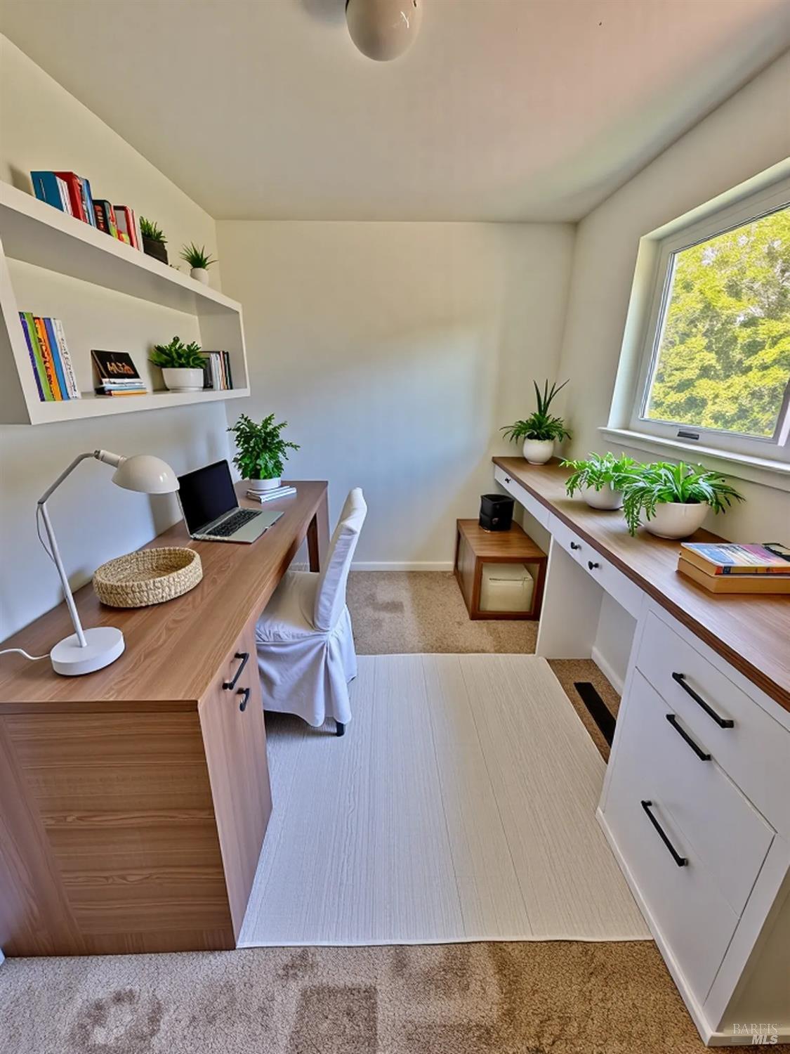 Detail Gallery Image 8 of 32 For 114 Powell Ave, Healdsburg,  CA 95448 - 5 Beds | 2 Baths