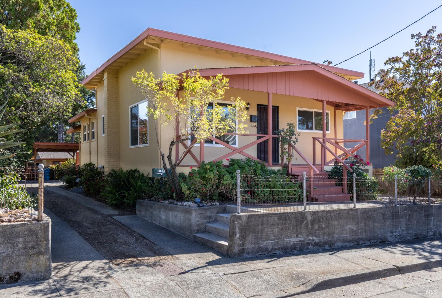 Detail Gallery Image 2 of 32 For 114 Powell Ave, Healdsburg,  CA 95448 - 5 Beds | 2 Baths