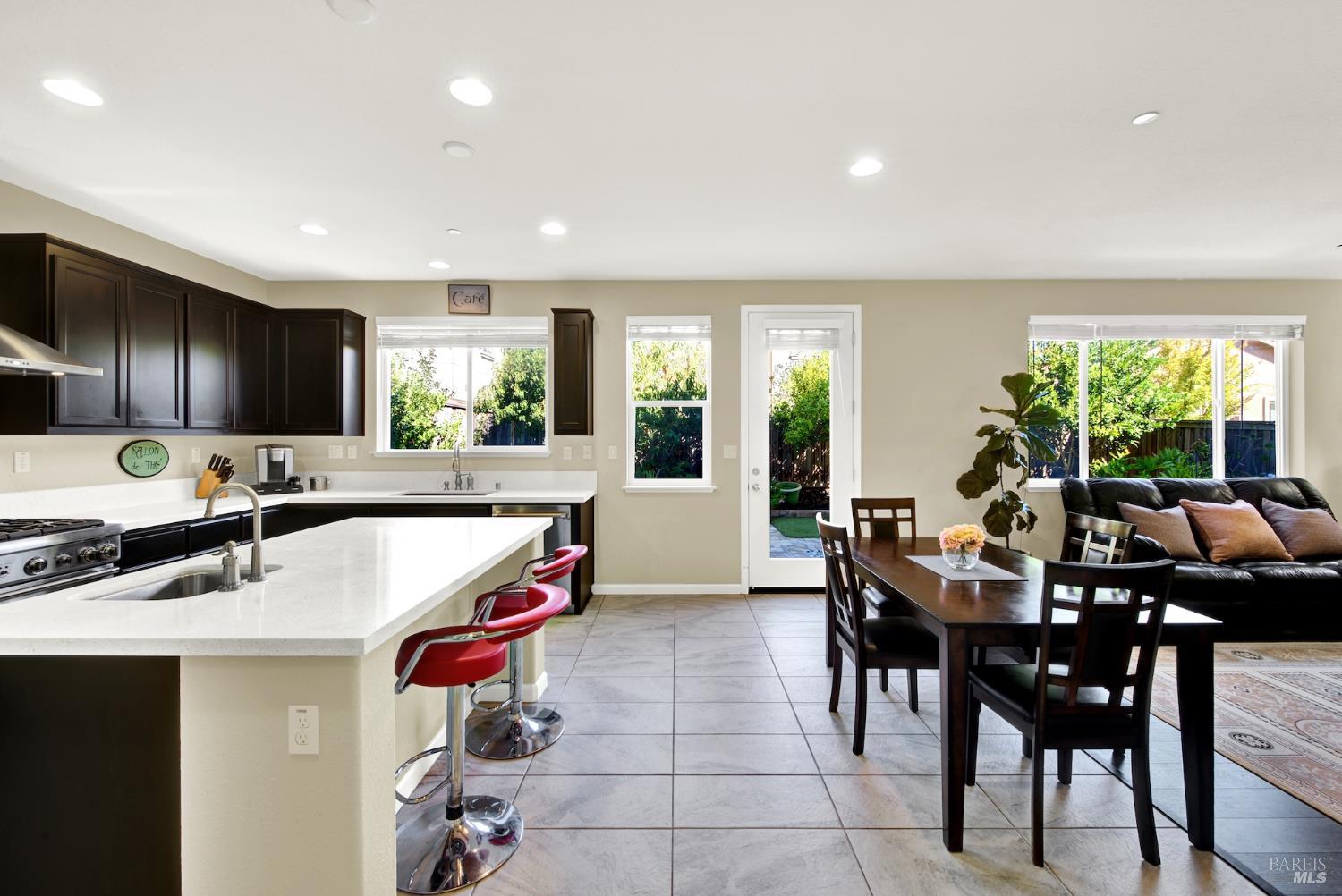 Detail Gallery Image 6 of 46 For 4538 Paseo Dr, Fairfield,  CA 94534 - 5 Beds | 3 Baths