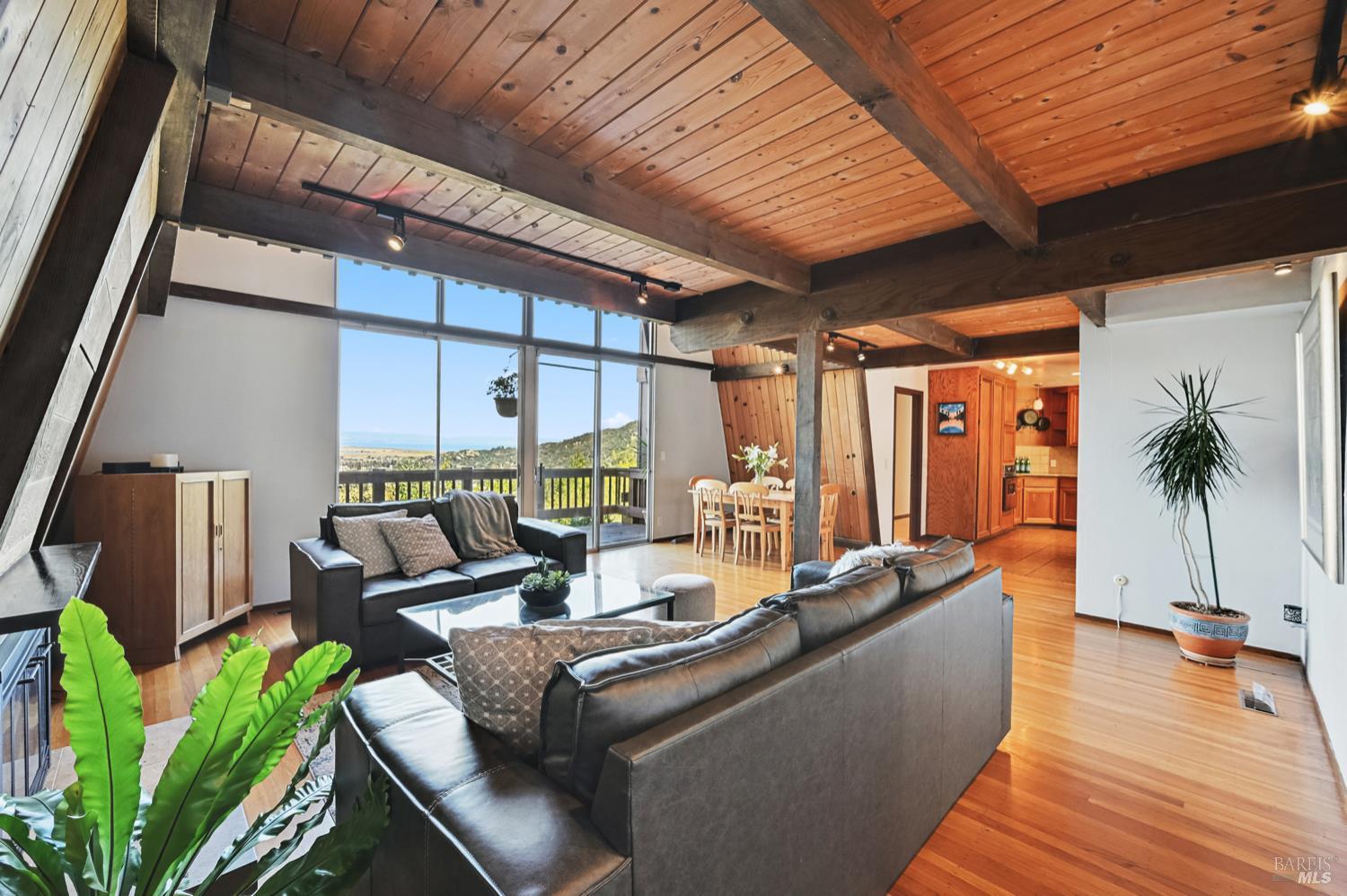 Detail Gallery Image 11 of 49 For 111 Glenside Way, San Rafael,  CA 94903 - 5 Beds | 4/1 Baths