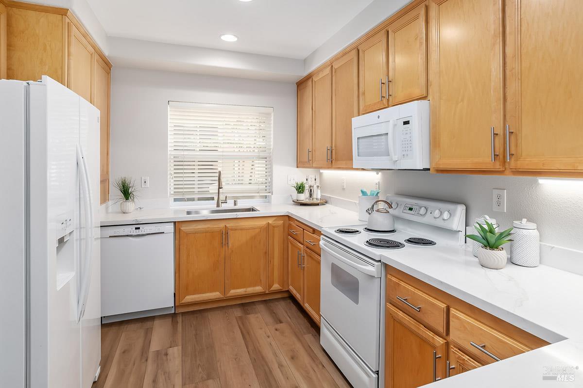 Detail Gallery Image 6 of 26 For 852 Diablo Ave #102,  Novato,  CA 94947 - 2 Beds | 2 Baths