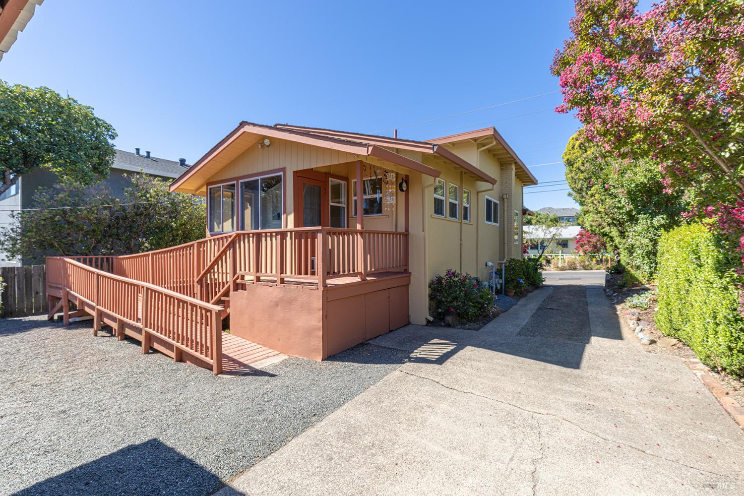 Detail Gallery Image 15 of 32 For 114 Powell Ave, Healdsburg,  CA 95448 - 5 Beds | 2 Baths