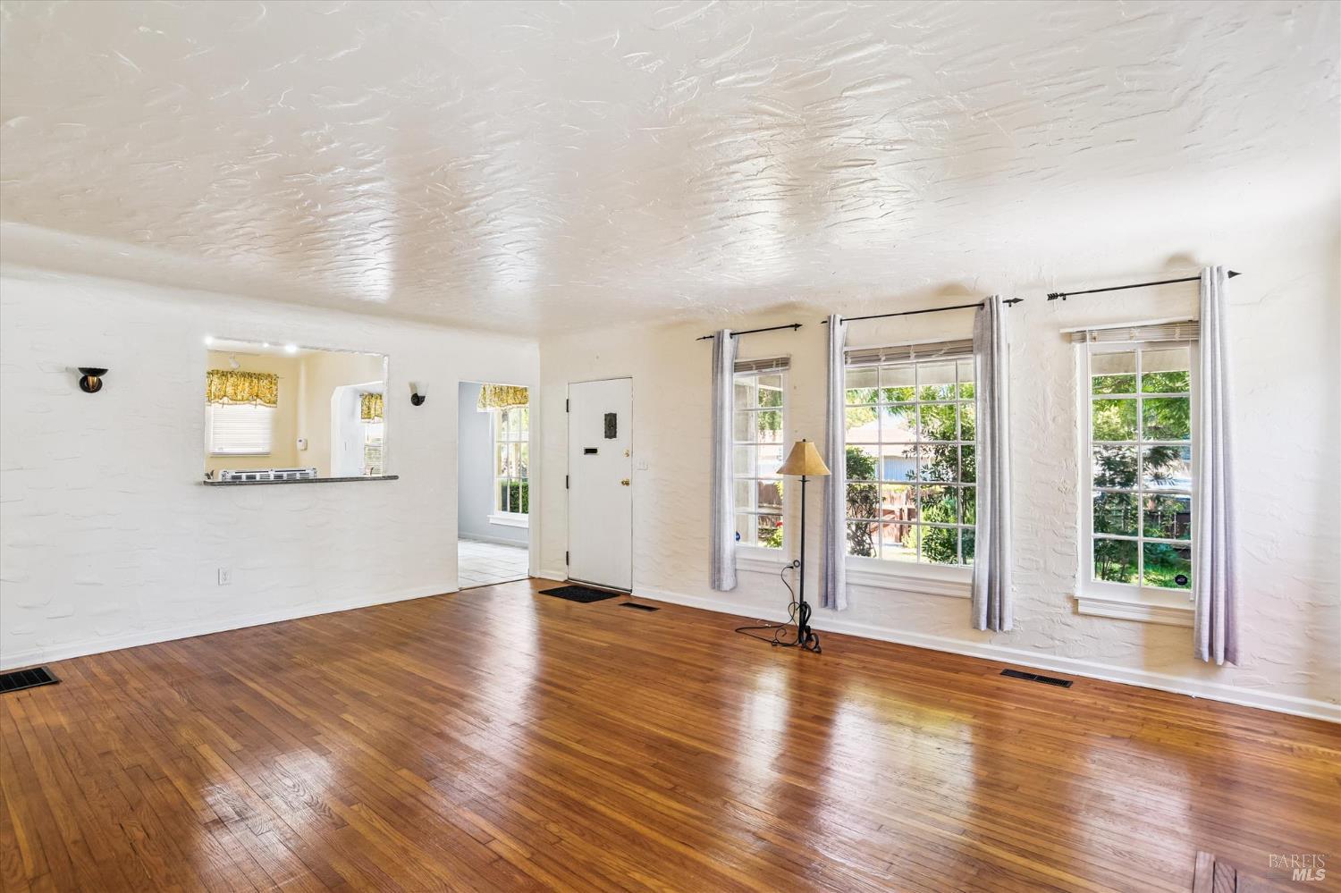 Detail Gallery Image 5 of 30 For 853 Benicia Rd, Vallejo,  CA 94591 - 2 Beds | 1 Baths