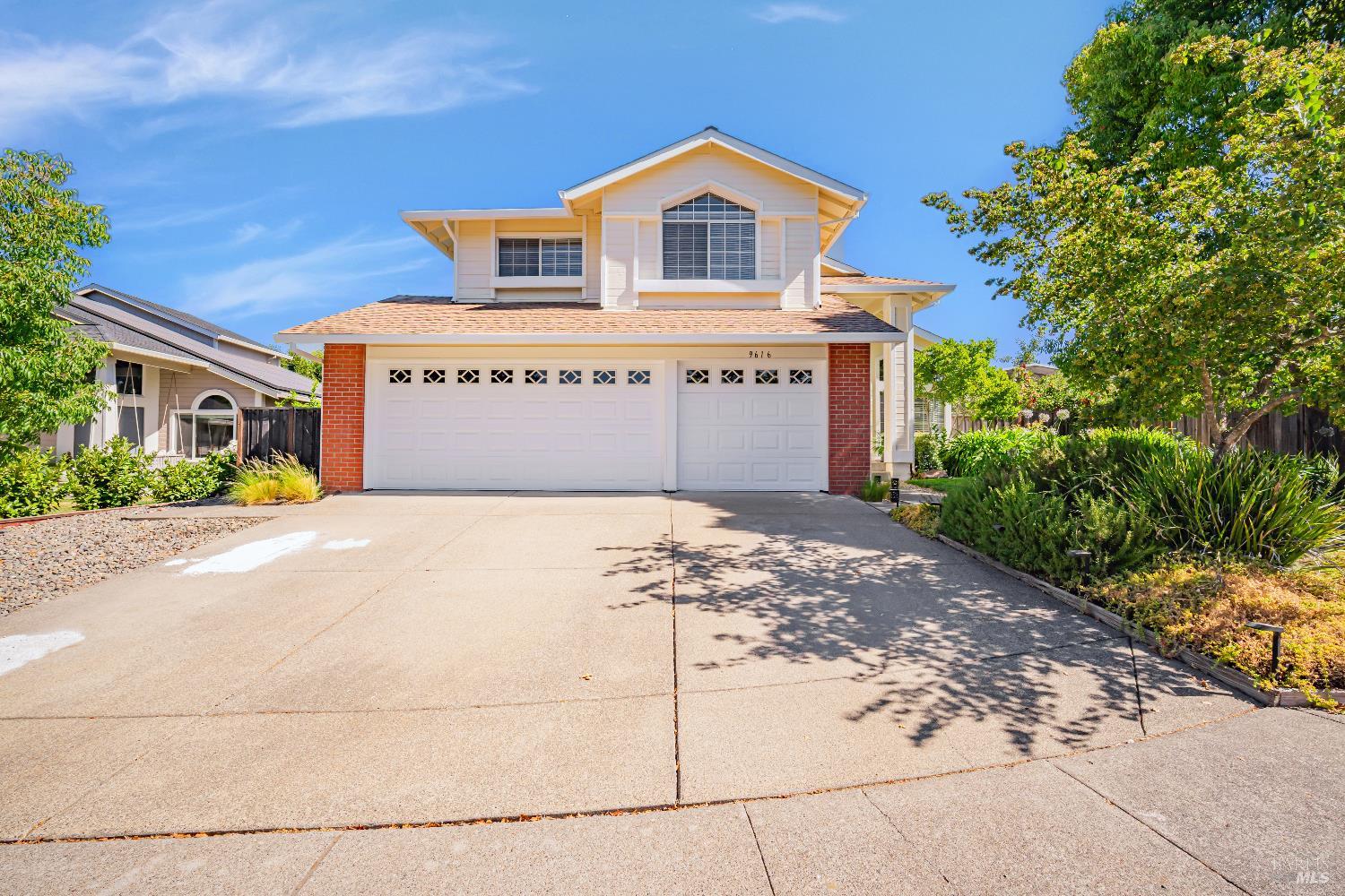 Detail Gallery Image 1 of 46 For 9616 Berkshire Way, Windsor,  CA 95492 - 3 Beds | 2/1 Baths