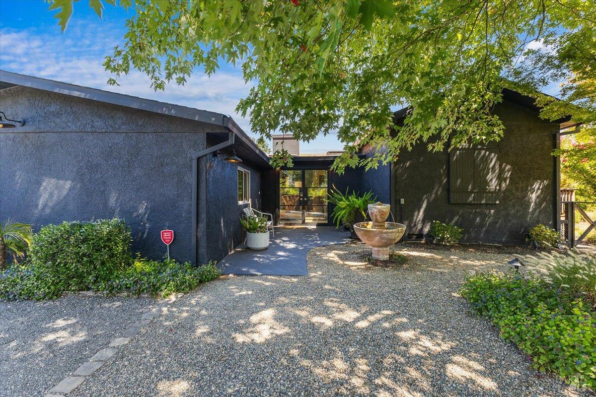 Detail Gallery Image 4 of 42 For 1208 Chiquita Rd, Healdsburg,  CA 95448 - 3 Beds | 3 Baths
