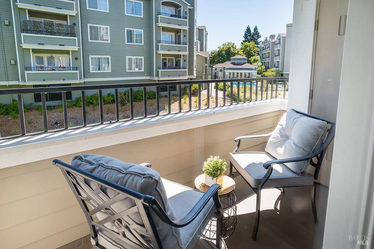 Detail Gallery Image 4 of 26 For 852 Diablo Ave #102,  Novato,  CA 94947 - 2 Beds | 2 Baths