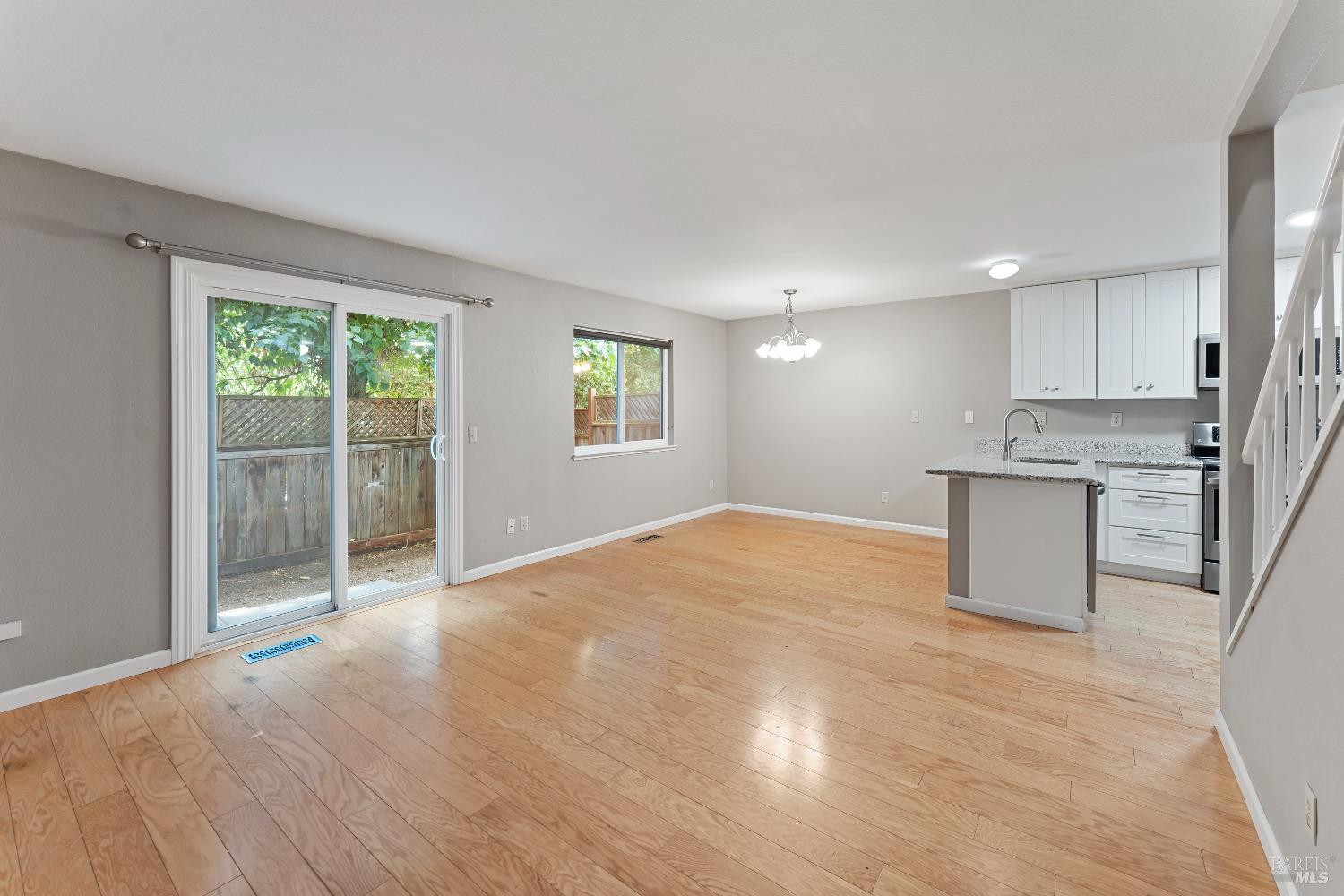 Detail Gallery Image 6 of 23 For 164 N Dutton Ave, Santa Rosa,  CA 95401 - 3 Beds | 2/1 Baths