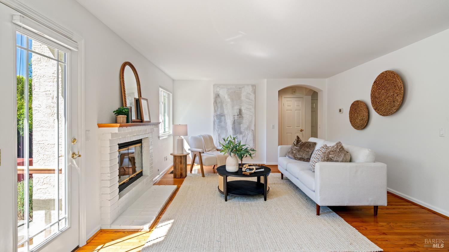 Detail Gallery Image 14 of 56 For 181 Dublin Ct, Petaluma,  CA 94952 - 4 Beds | 2/1 Baths