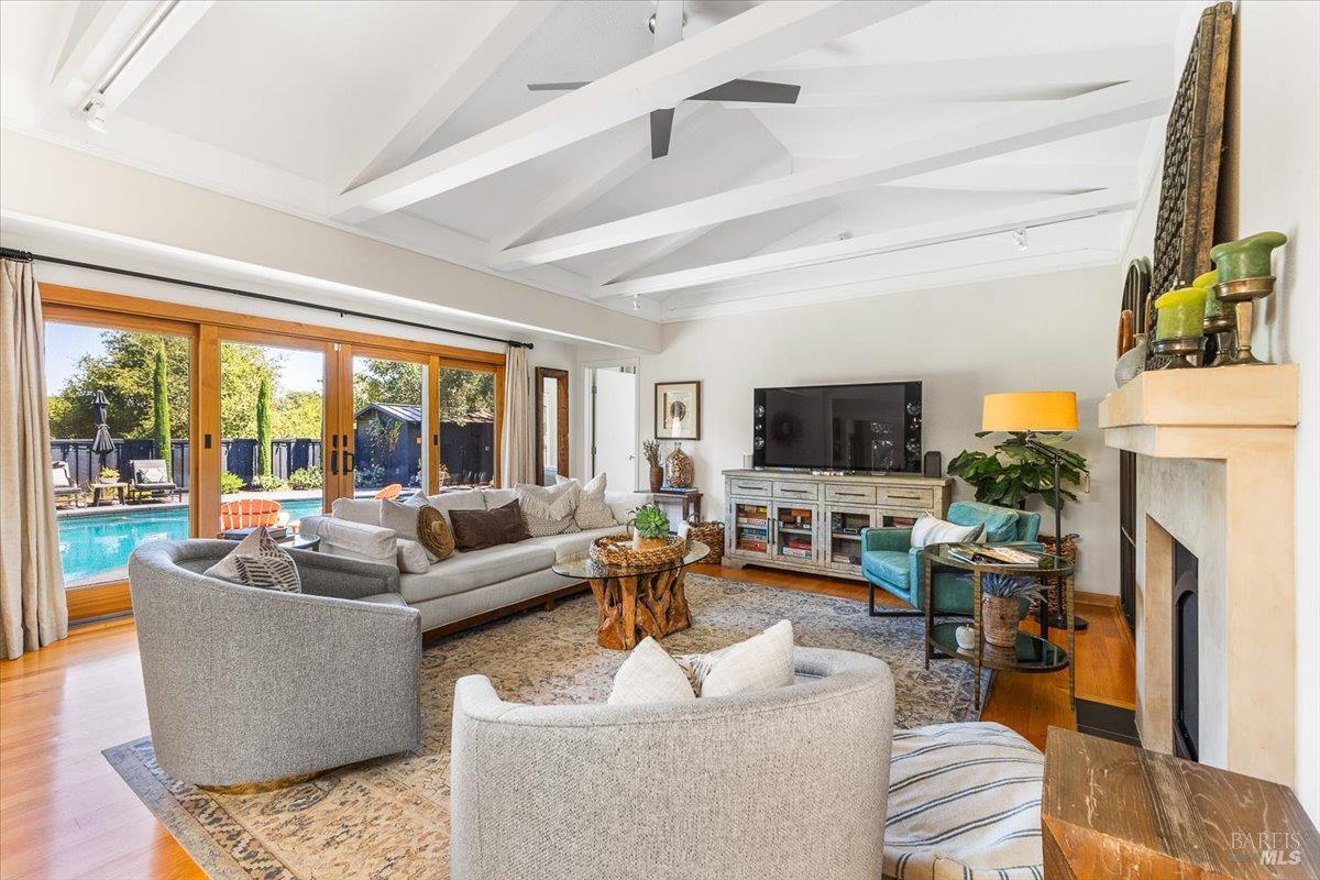 Detail Gallery Image 9 of 42 For 1208 Chiquita Rd, Healdsburg,  CA 95448 - 3 Beds | 3 Baths