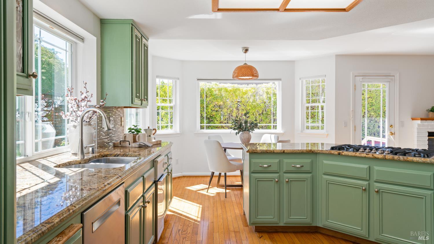 Detail Gallery Image 9 of 56 For 181 Dublin Ct, Petaluma,  CA 94952 - 4 Beds | 2/1 Baths
