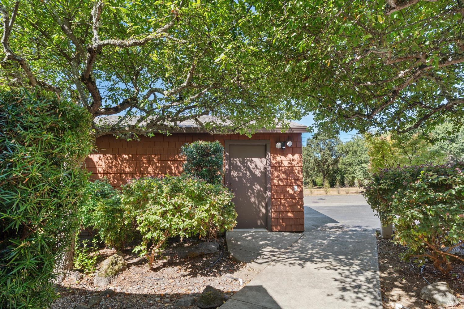 Detail Gallery Image 3 of 31 For 218 Indian Creek Dr, Santa Rosa,  CA 95409 - 2 Beds | 2 Baths