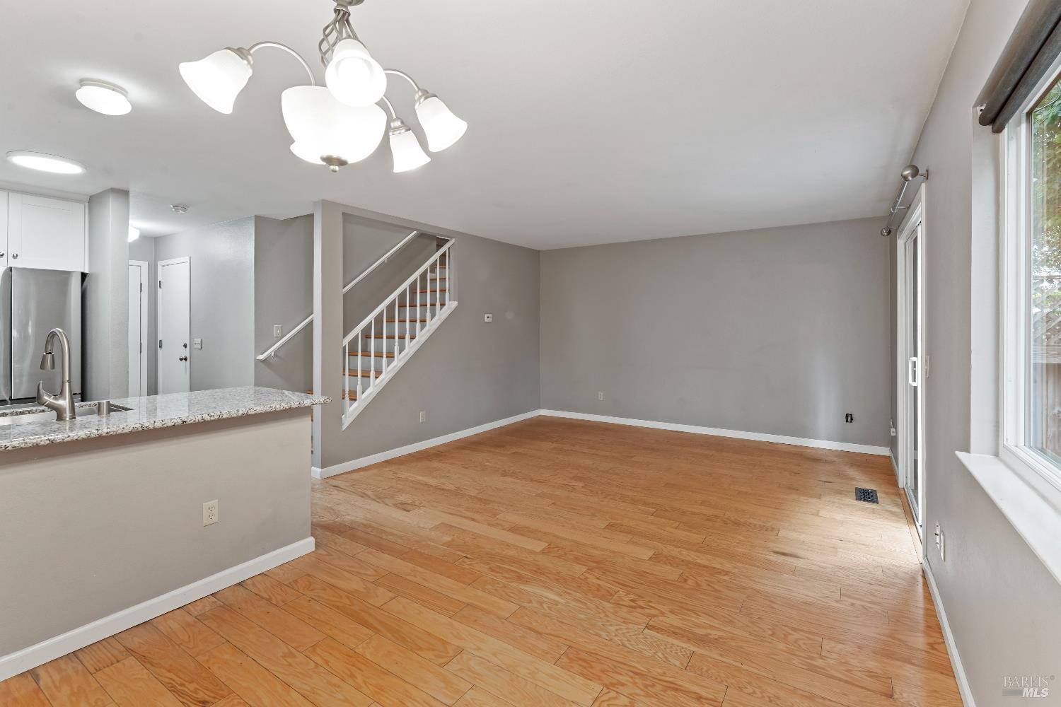Detail Gallery Image 5 of 23 For 164 N Dutton Ave, Santa Rosa,  CA 95401 - 3 Beds | 2/1 Baths