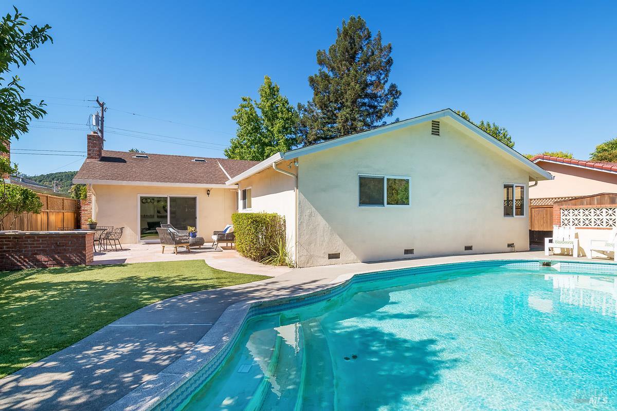 Detail Gallery Image 22 of 23 For 88 Elena Cir, San Rafael,  CA 94903 - 3 Beds | 2 Baths