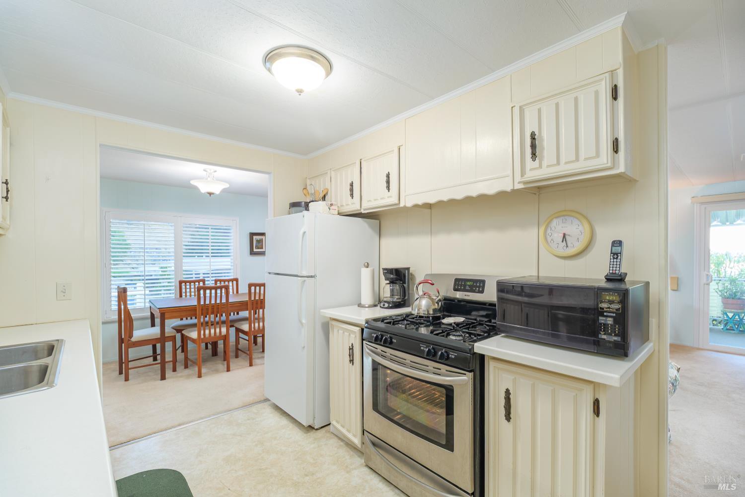 Detail Gallery Image 5 of 17 For 16 Marin Valley Dr, Novato,  CA 94949 - 2 Beds | 2 Baths