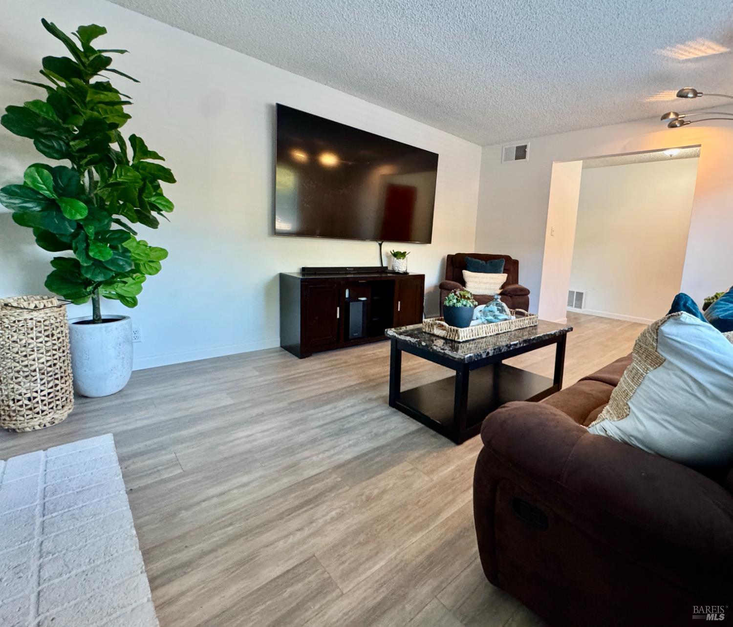 Detail Gallery Image 6 of 35 For 101 Panorama Dr, Benicia,  CA 94510 - 3 Beds | 1/1 Baths