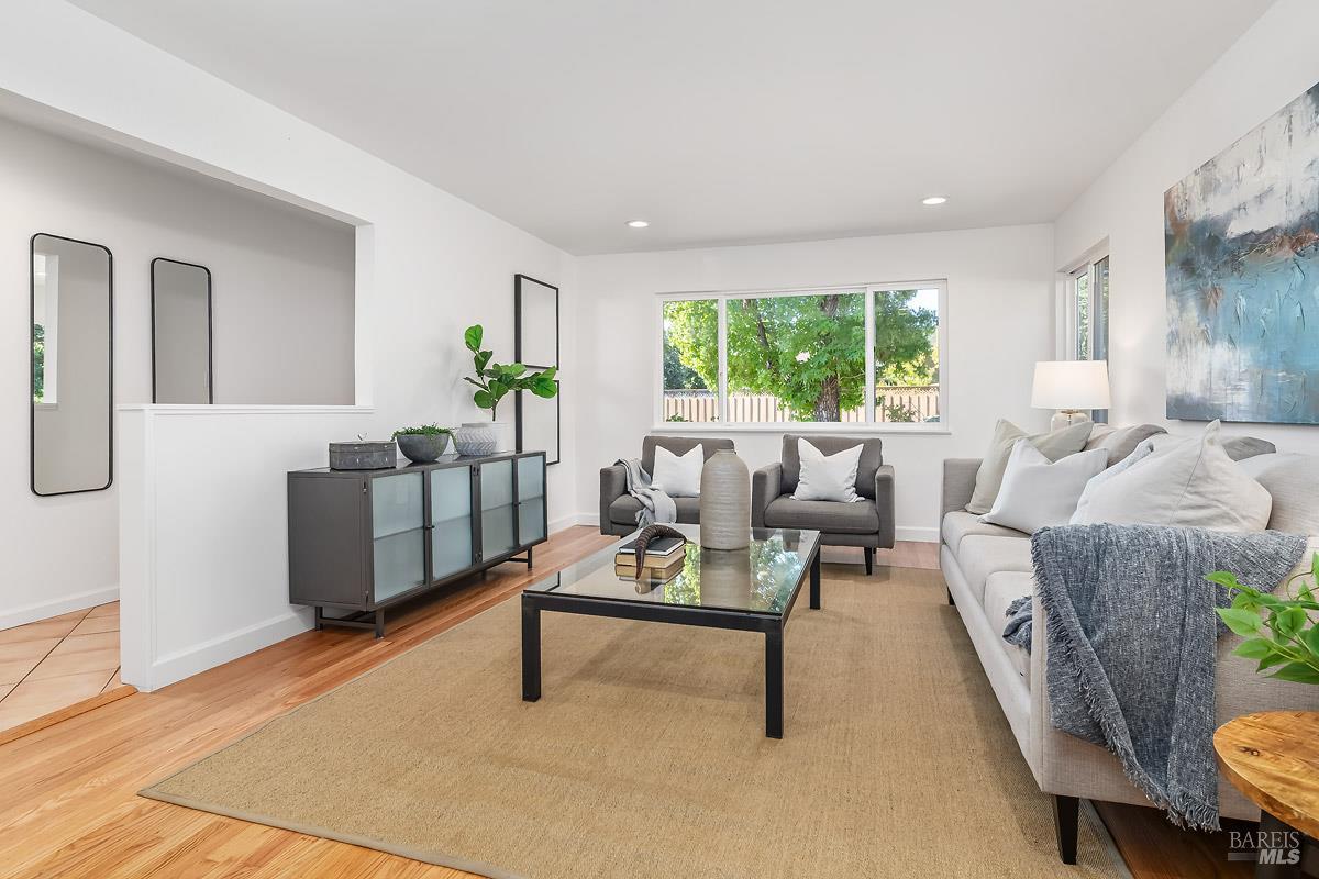 Detail Gallery Image 7 of 23 For 88 Elena Cir, San Rafael,  CA 94903 - 3 Beds | 2 Baths