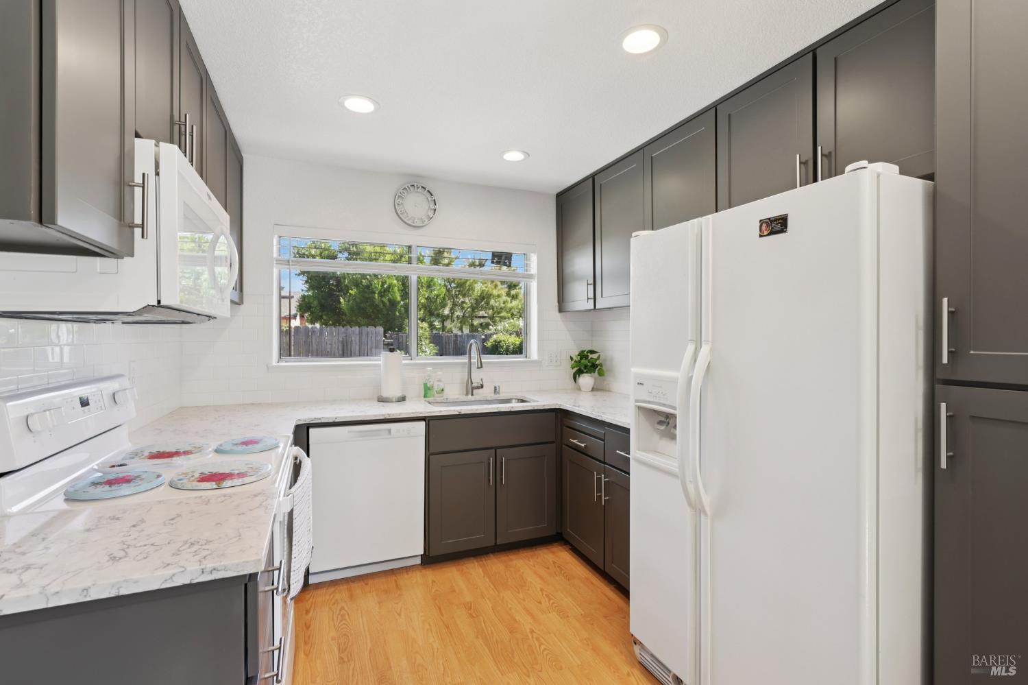 Detail Gallery Image 3 of 48 For 1403 Humbolt Dr, Suisun City,  CA 94585 - 3 Beds | 2 Baths