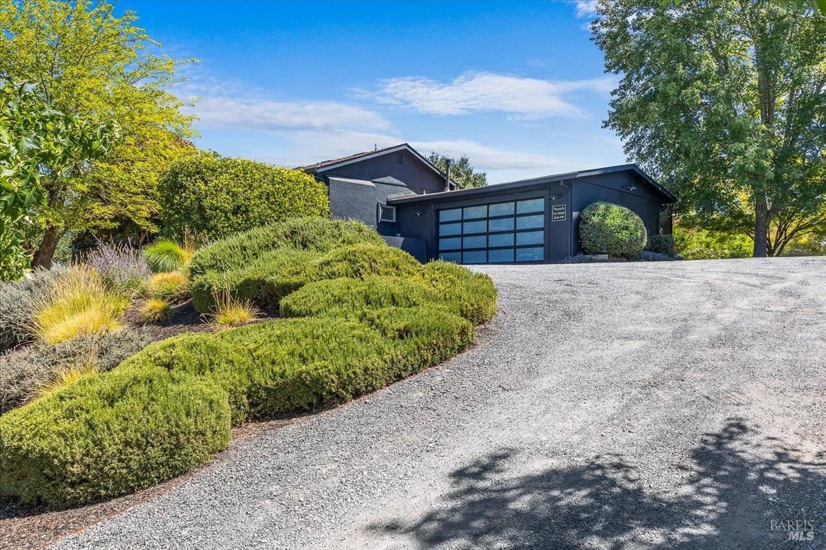 Detail Gallery Image 2 of 42 For 1208 Chiquita Rd, Healdsburg,  CA 95448 - 3 Beds | 3 Baths