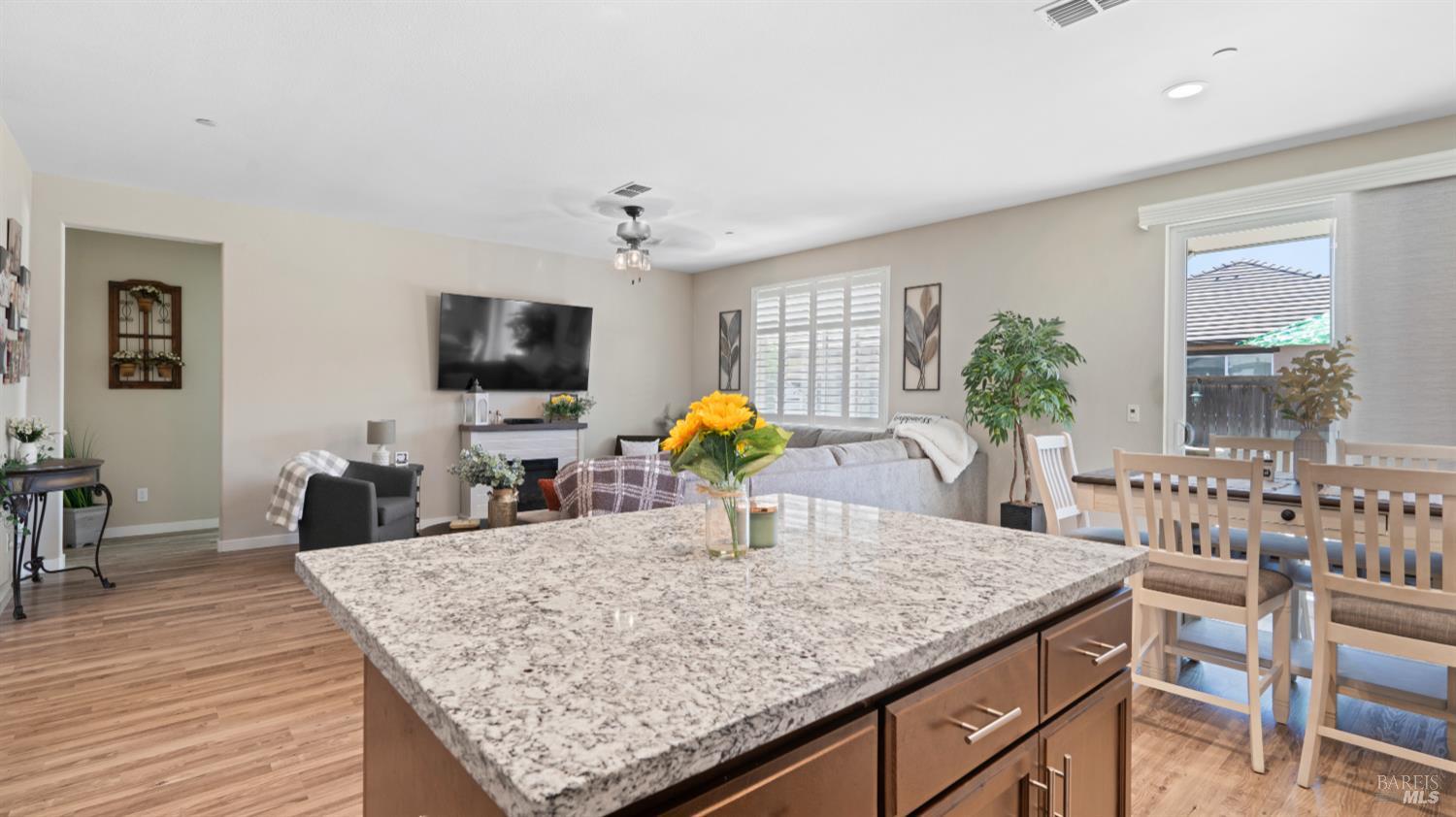 Detail Gallery Image 11 of 35 For 570 Syracuse Ln, Dixon,  CA 95620 - 3 Beds | 2 Baths