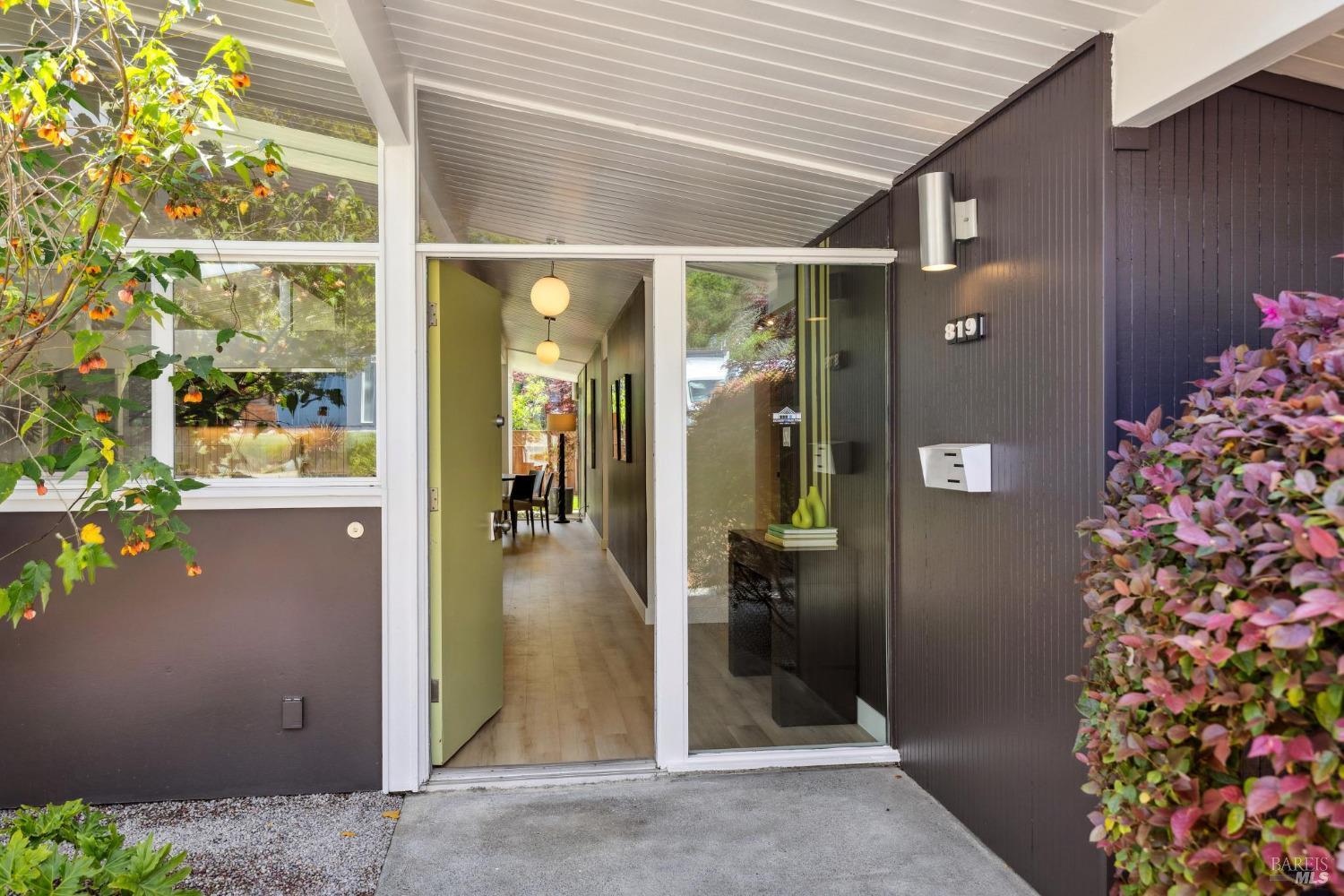 Detail Gallery Image 4 of 37 For 819 Greenberry Ln, San Rafael,  CA 94903 - 4 Beds | 2 Baths