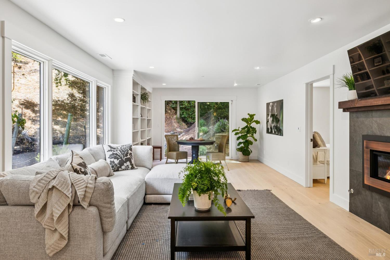 Detail Gallery Image 21 of 29 For 31 Indian Rd, San Rafael,  CA 94903 - 4 Beds | 3 Baths
