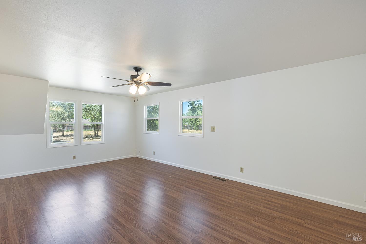 Detail Gallery Image 8 of 28 For 411 Walten Way, Windsor,  CA 95492 - 6 Beds | 5 Baths