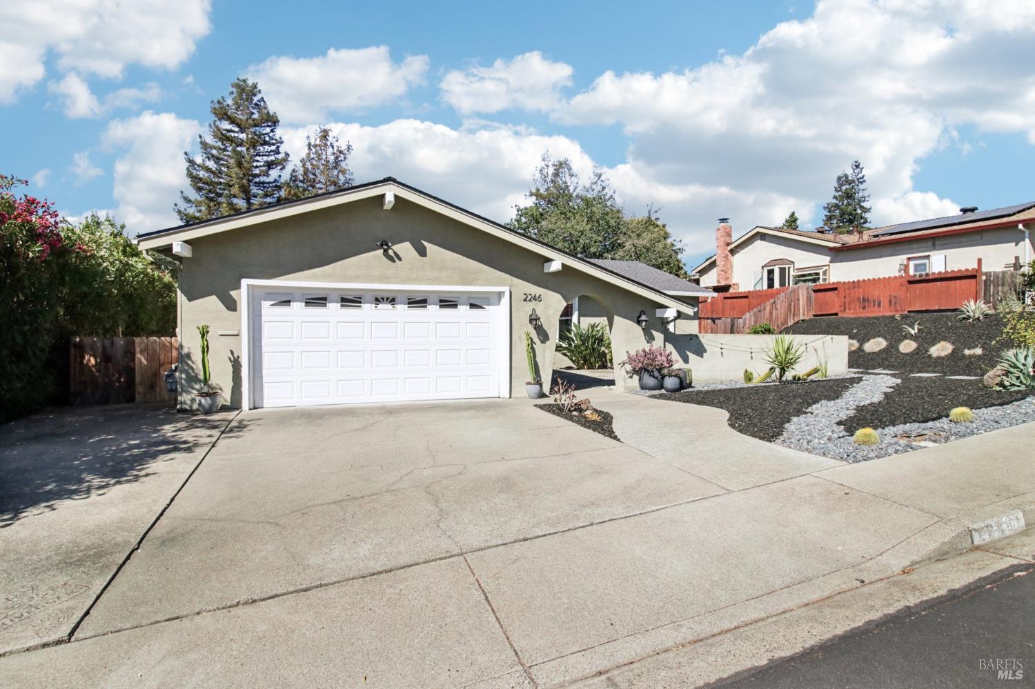 Detail Gallery Image 2 of 47 For 2246 Minaret Dr, Martinez,  CA 94553 - 3 Beds | 2 Baths