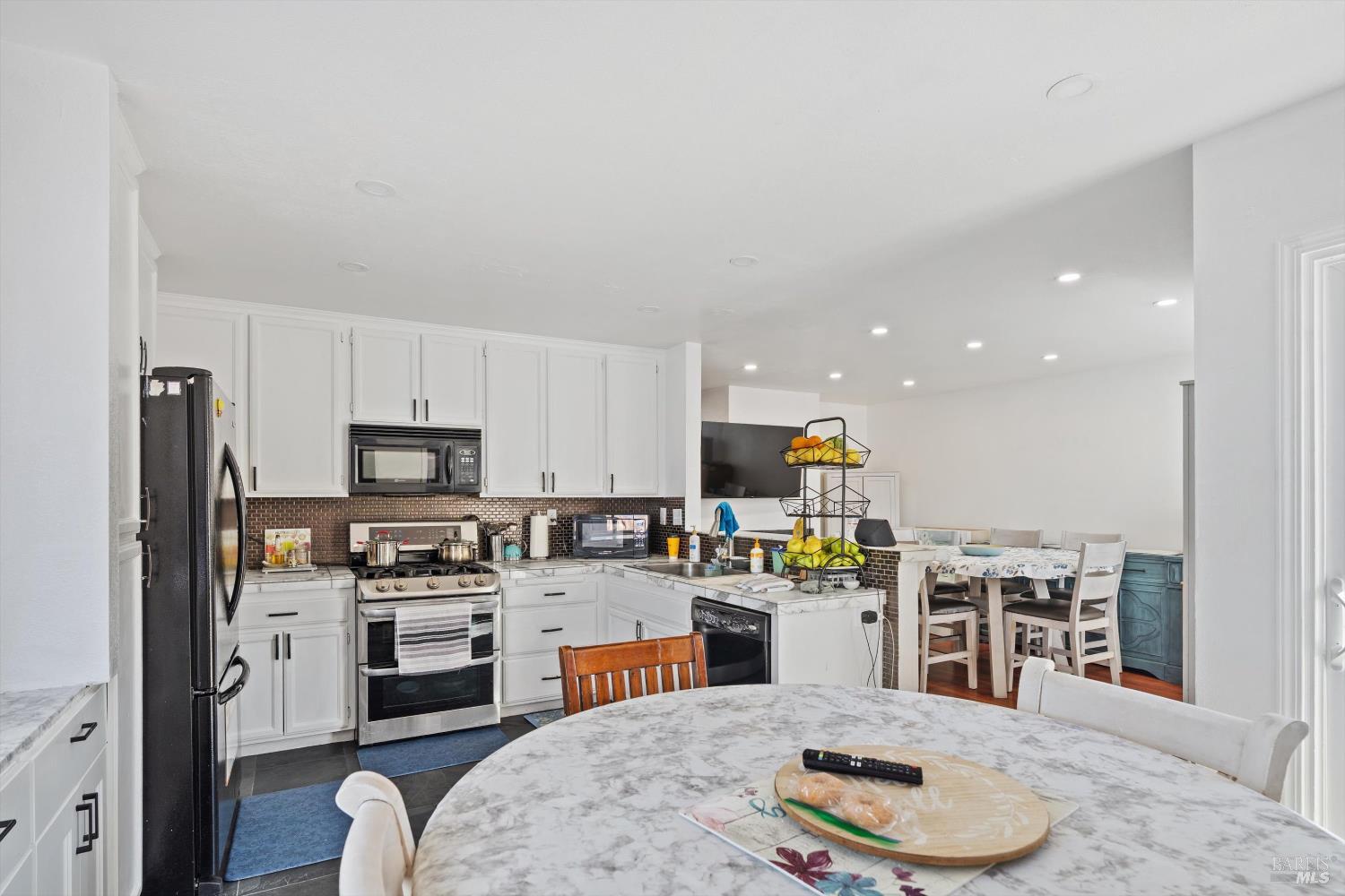 Detail Gallery Image 5 of 13 For 216 Anteeo Way, Santa Rosa,  CA 95407 - 3 Beds | 2/1 Baths