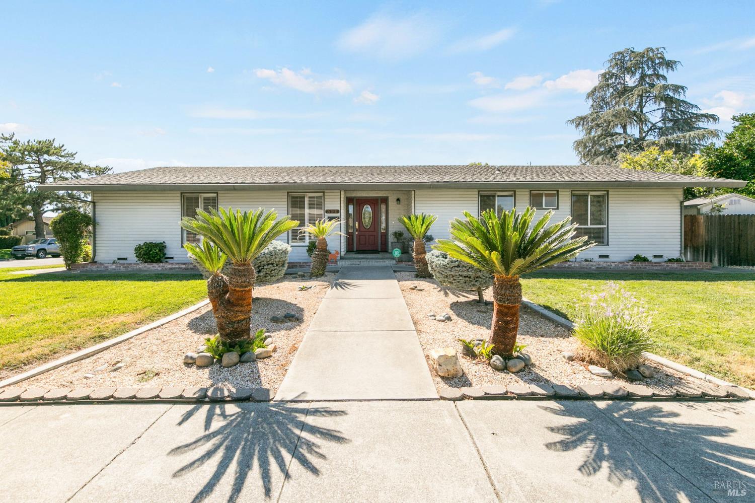 Detail Gallery Image 1 of 50 For 390 S Almond St, Dixon,  CA 95620 - 4 Beds | 2/1 Baths