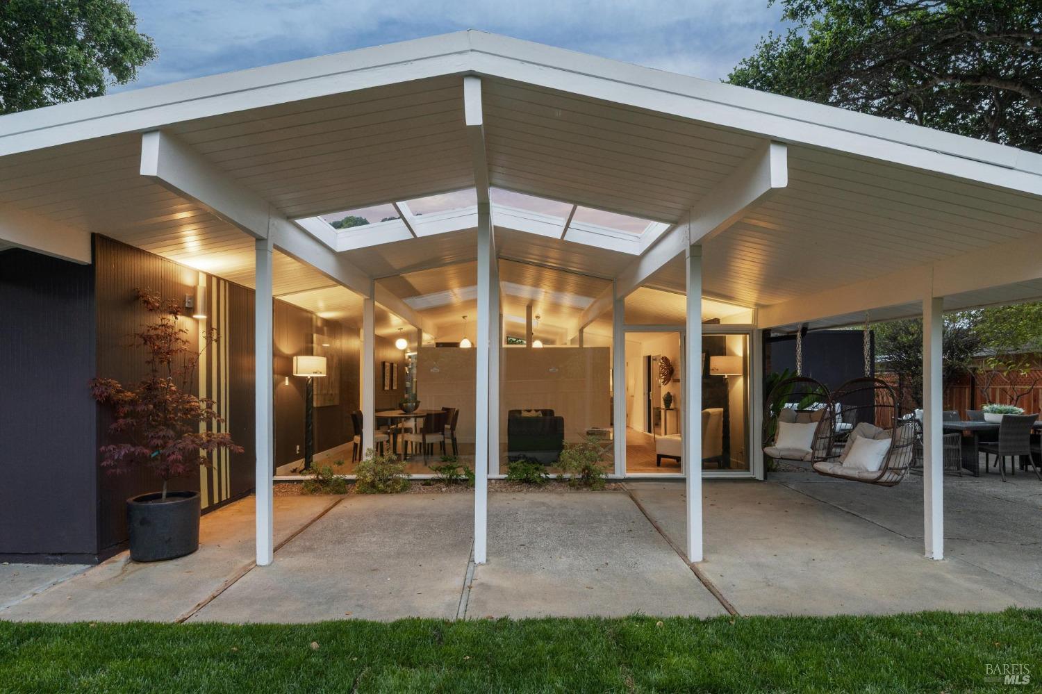 Detail Gallery Image 3 of 37 For 819 Greenberry Ln, San Rafael,  CA 94903 - 4 Beds | 2 Baths