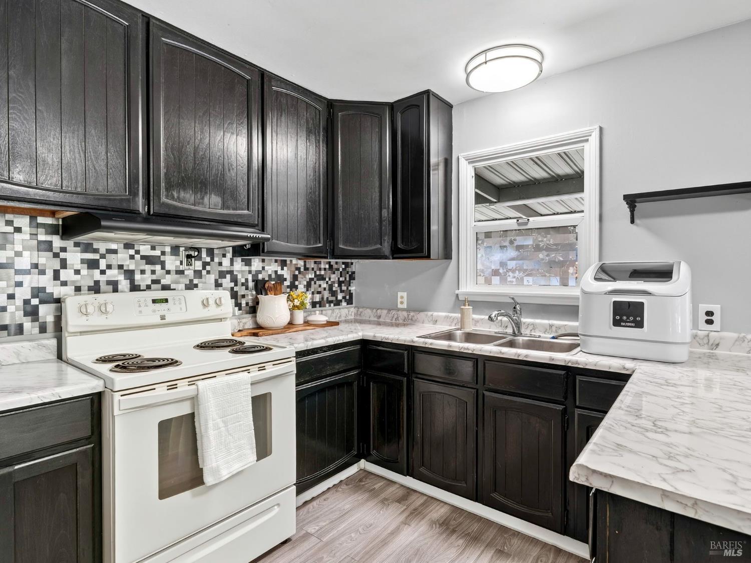 Detail Gallery Image 9 of 28 For 693 Mendocino Dr, Ukiah,  CA 95482 - 3 Beds | 1 Baths