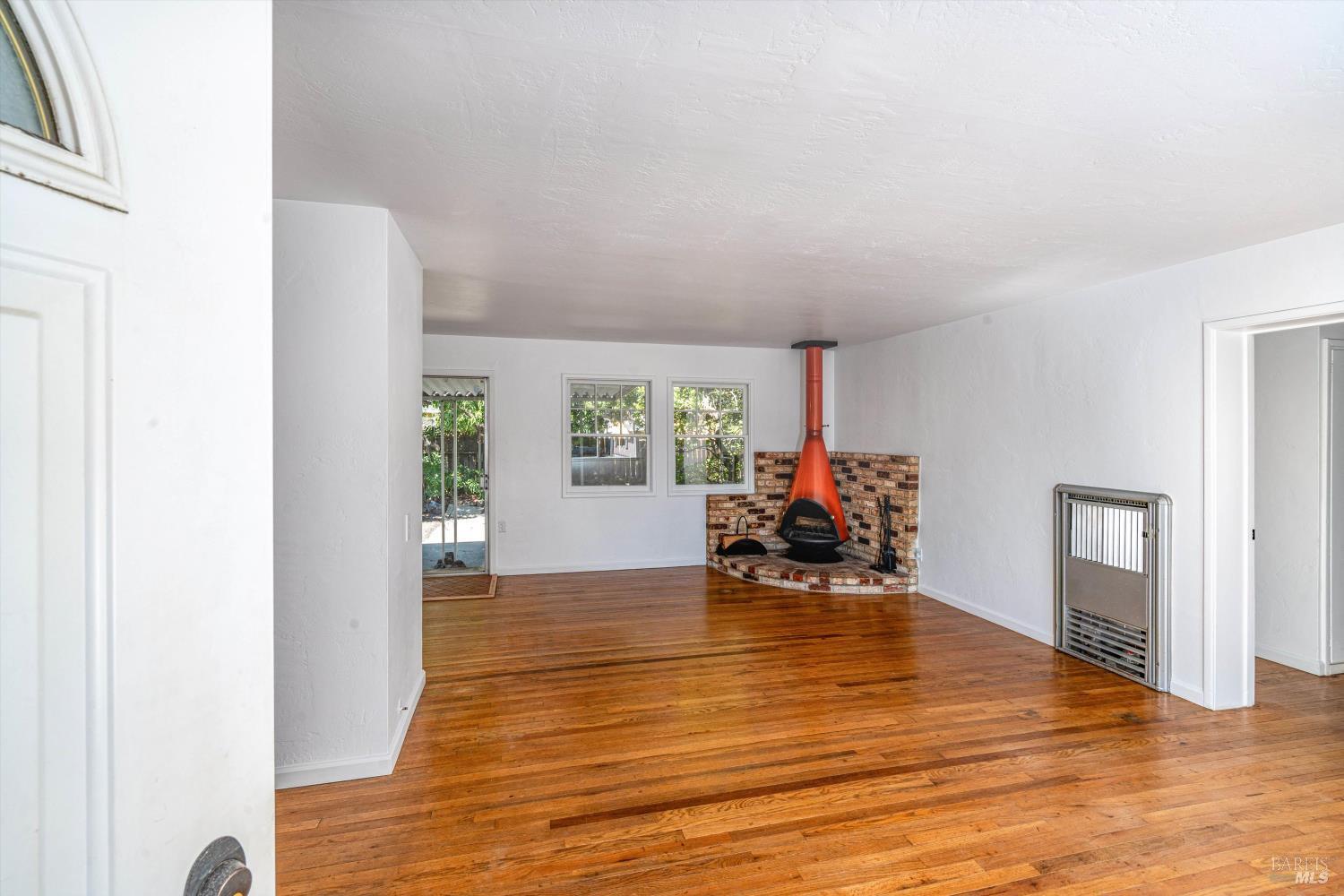 Detail Gallery Image 3 of 40 For 1229 Olive St, Santa Rosa,  CA 95407 - 3 Beds | 2 Baths