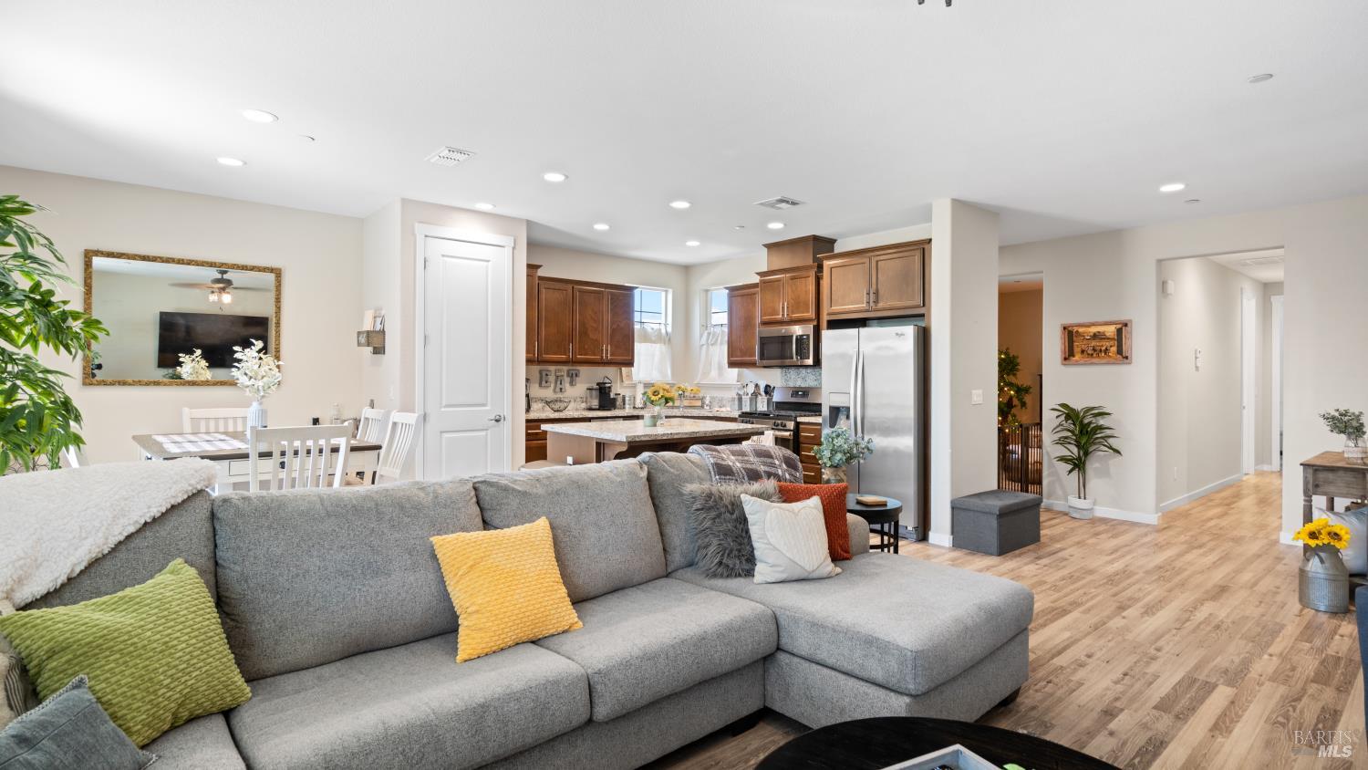 Detail Gallery Image 10 of 35 For 570 Syracuse Ln, Dixon,  CA 95620 - 3 Beds | 2 Baths