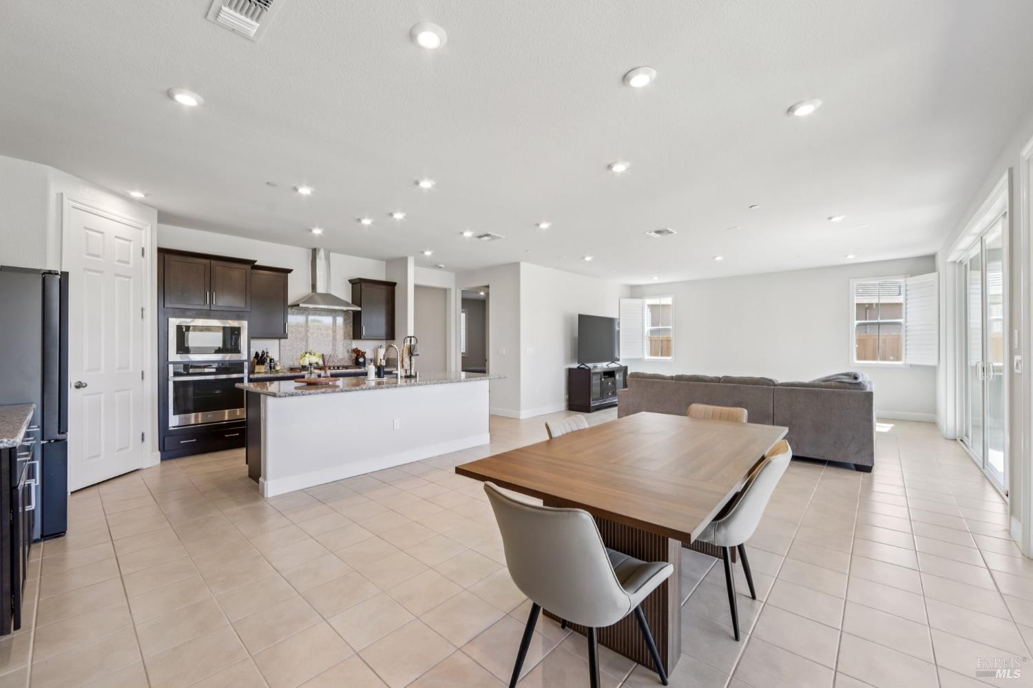 Detail Gallery Image 7 of 44 For 1553 Base Ct, Dixon,  CA 95620 - 4 Beds | 3 Baths