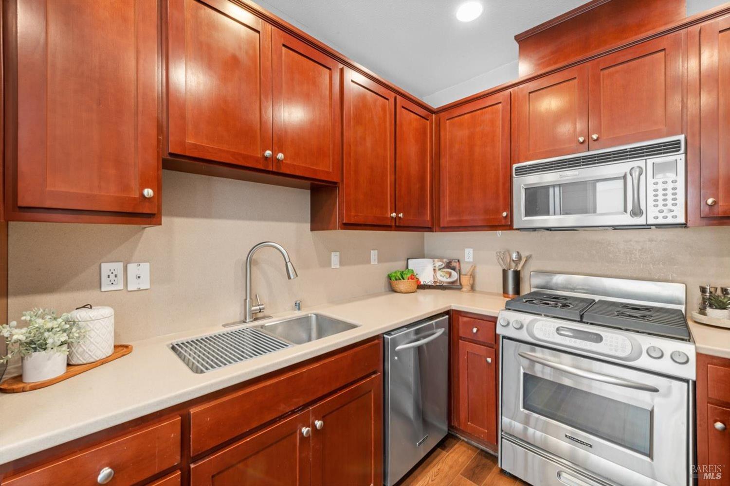 Detail Gallery Image 18 of 54 For 1013 Portofino Ave, Vacaville,  CA 95687 - 3 Beds | 2/1 Baths
