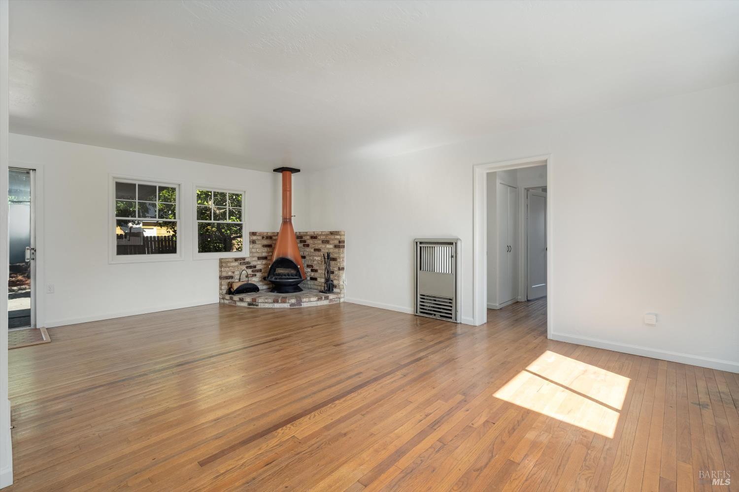 Detail Gallery Image 4 of 40 For 1229 Olive St, Santa Rosa,  CA 95407 - 3 Beds | 2 Baths
