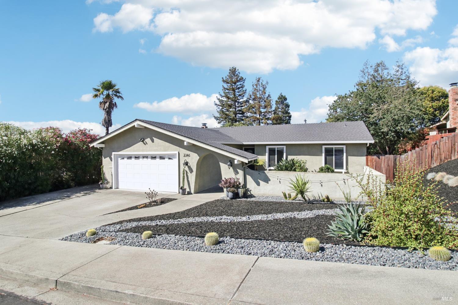 Detail Gallery Image 3 of 47 For 2246 Minaret Dr, Martinez,  CA 94553 - 3 Beds | 2 Baths