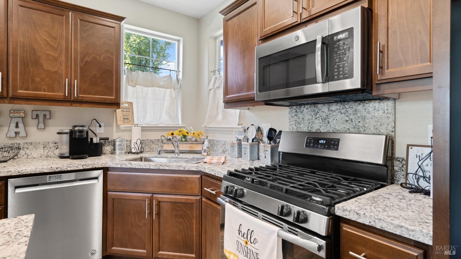 Detail Gallery Image 14 of 35 For 570 Syracuse Ln, Dixon,  CA 95620 - 3 Beds | 2 Baths