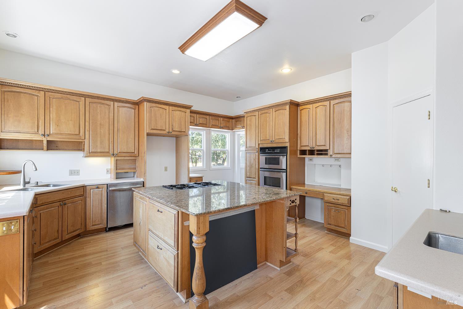 Detail Gallery Image 4 of 28 For 411 Walten Way, Windsor,  CA 95492 - 6 Beds | 5 Baths