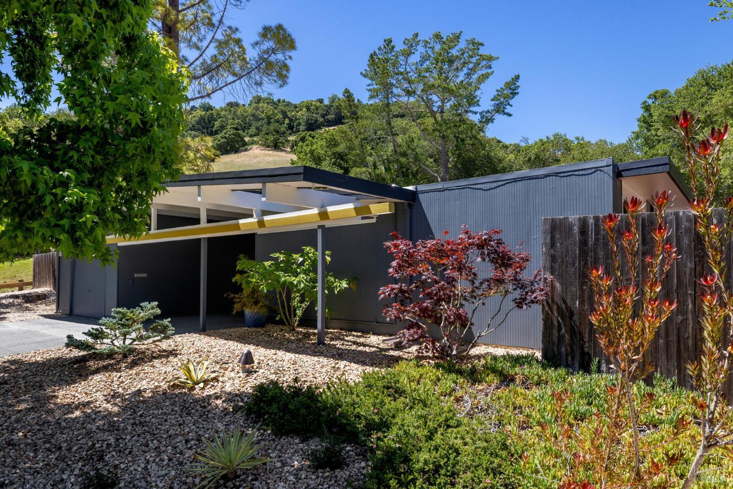 Detail Gallery Image 14 of 49 For 100 De La Guerra Rd, San Rafael,  CA 94903 - 4 Beds | 2 Baths