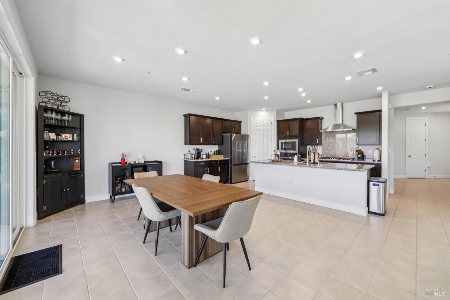 Detail Gallery Image 9 of 44 For 1553 Base Ct, Dixon,  CA 95620 - 4 Beds | 3 Baths