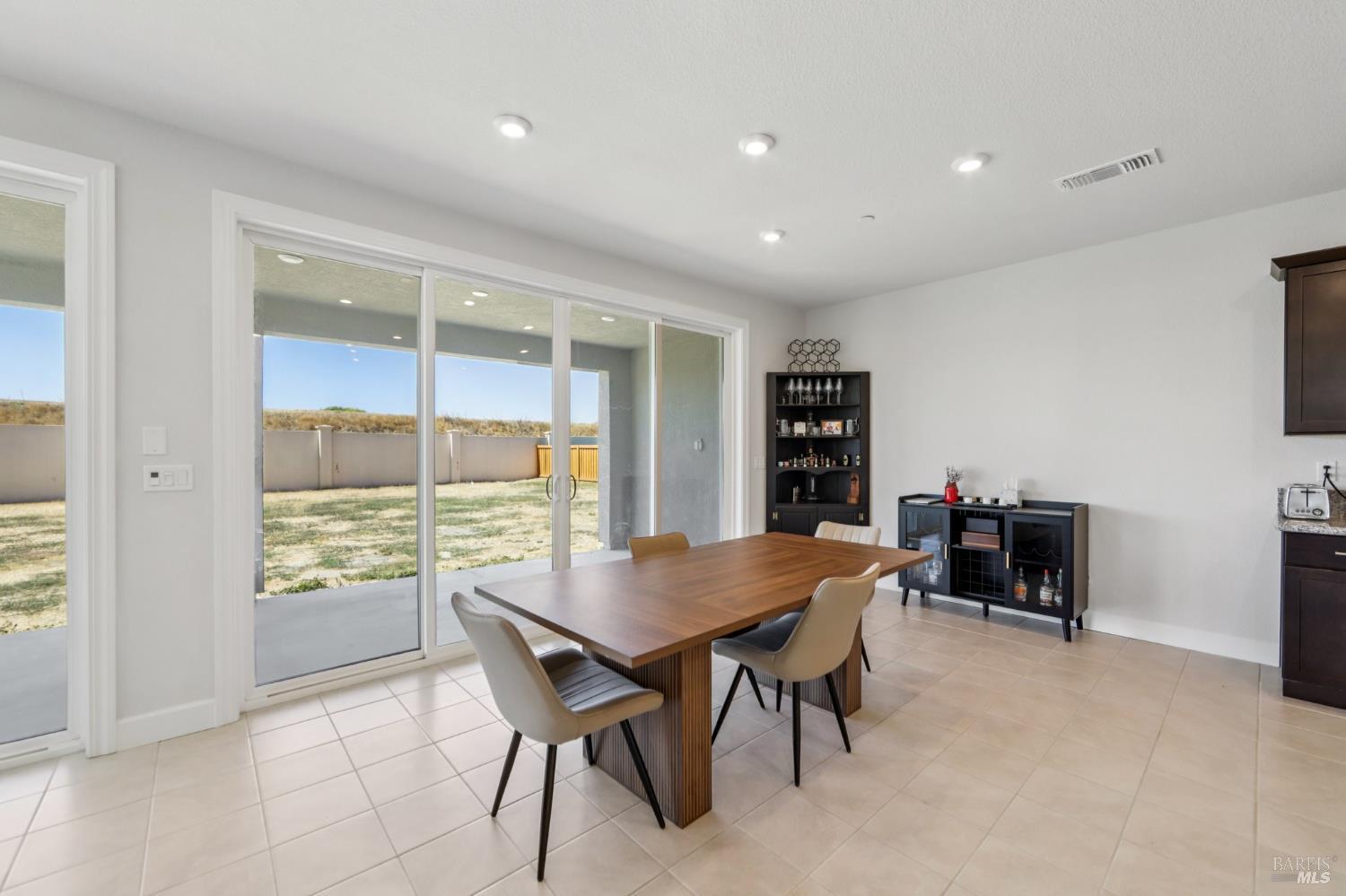 Detail Gallery Image 6 of 44 For 1553 Base Ct, Dixon,  CA 95620 - 4 Beds | 3 Baths
