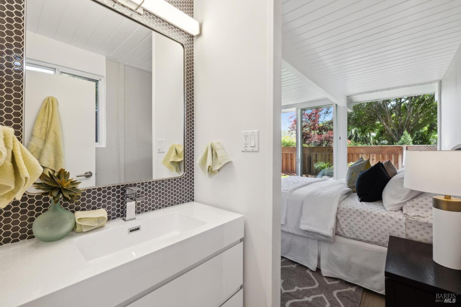Detail Gallery Image 16 of 37 For 819 Greenberry Ln, San Rafael,  CA 94903 - 4 Beds | 2 Baths